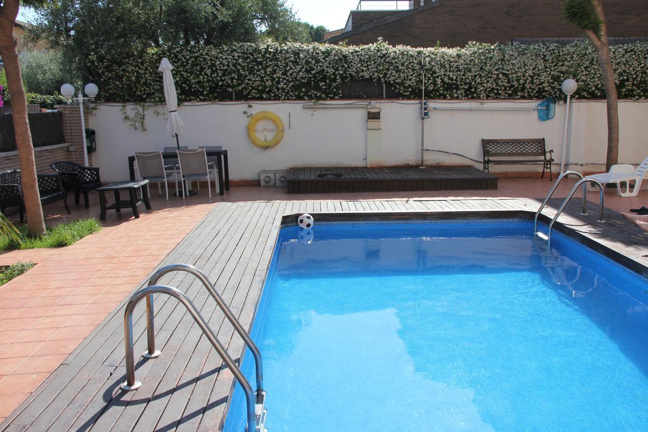 Apartamentos Caru Castelldefels Luaran gambar